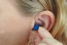 Kuulolaite helpottaa suuresti ikäkuulosta kärsivää (kuva: Mark Paton / Unsplash)