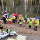 Pienet luontoliikkujat perustamassa viljelylaatikoita nuormarttojen kanssa Tuusulan seurakunnan Rusutjärven leirikeskuksessa 19.5.2022.