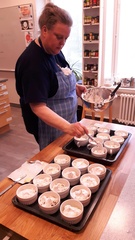 Kananmuna on tärkeä ainesosa mm. kohokkaissa. Luumukohokkaat valmisteilla ruokamartta Hannelen taitavissa käsissä.